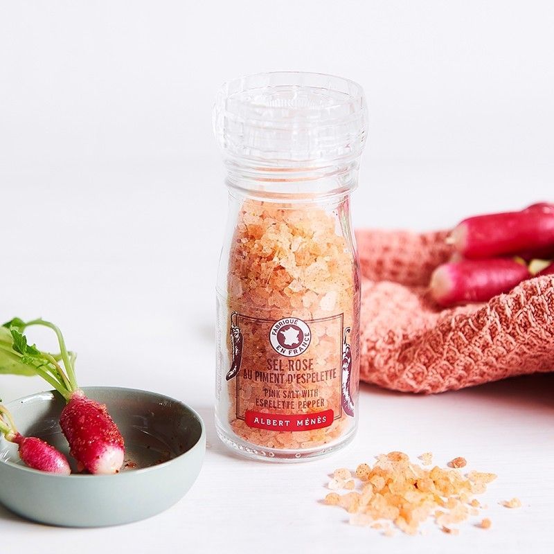 stimmungsvolles Foto vom Topf Rosa Salz mit Piment d'Espelette als Mühle Albert Ménès