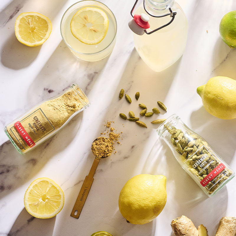 Cardamome verte infusée dans boisson fraiche été