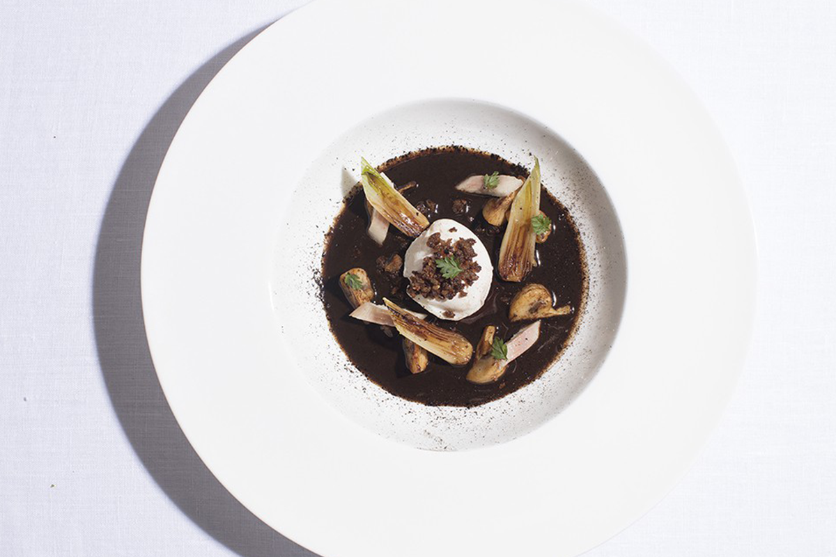 Oeuf meurette, anguille fumée et ail noir Oeuf meurette, anguille fumée et ail noir