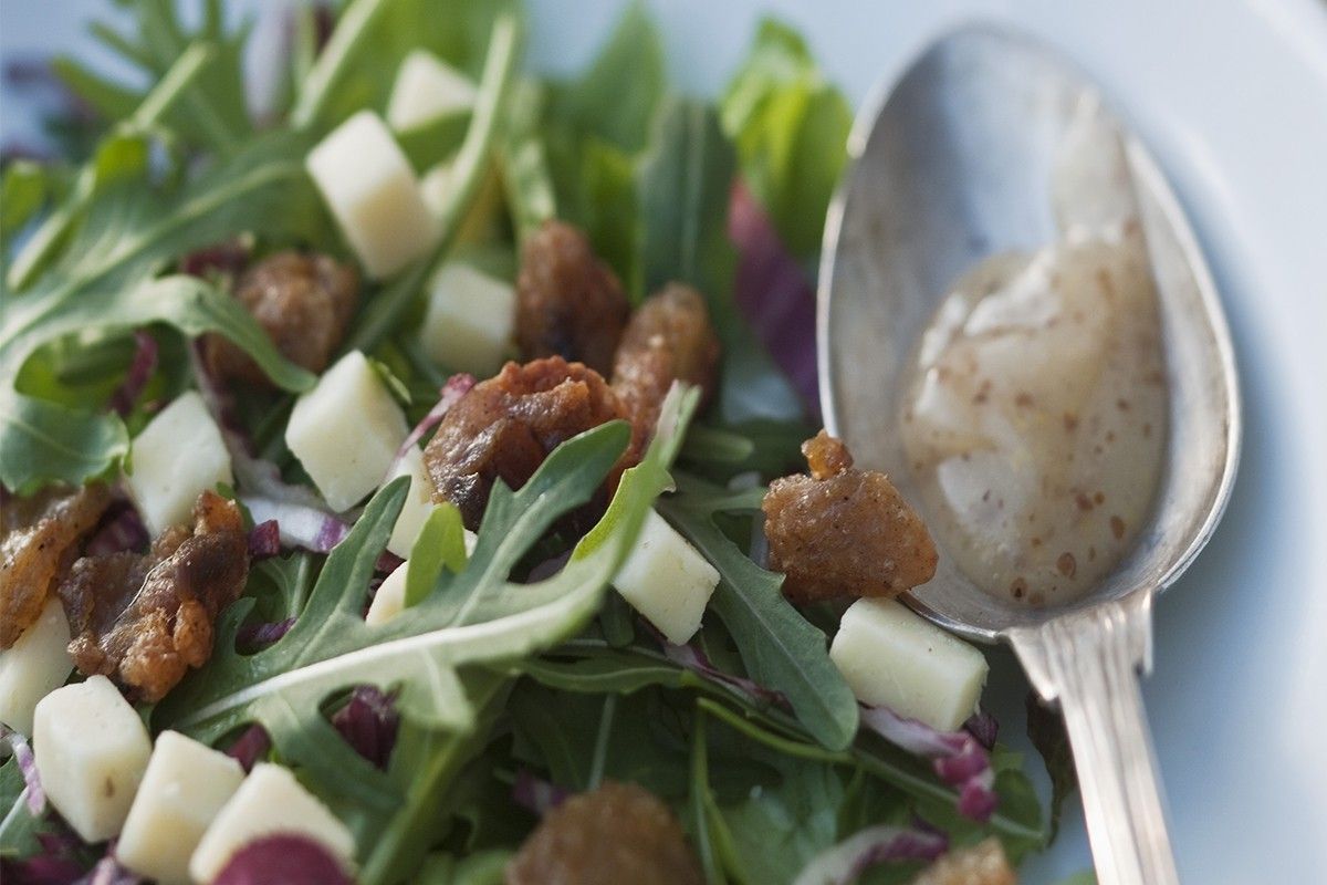 Mixed salad of sheep's cheese and duck grattons with honey vinaigrette Mixed salad of sheep's cheese and duck grattons with honey vinaigrette