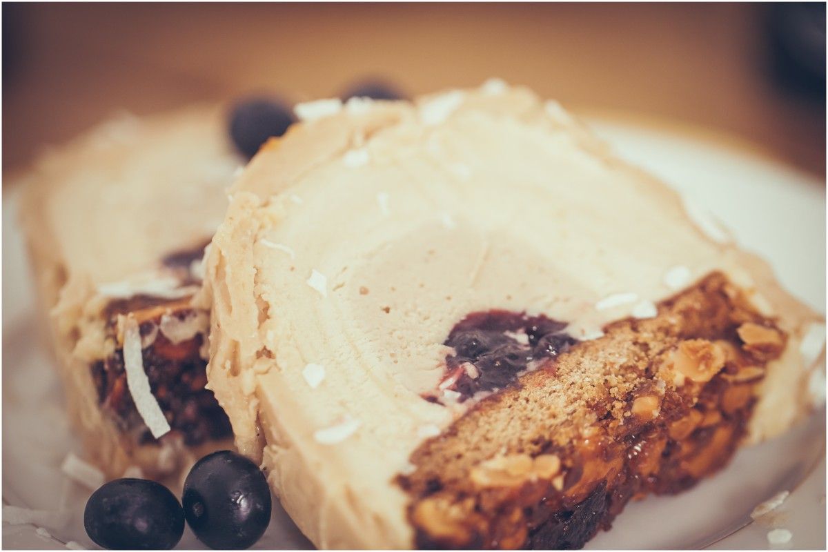 Bûche de Noël croustillante, amandes, marrons et cassis : recette de grand-mère Bûche de Noël croustillante, amandes, marrons et cassis : recette de grand-mère