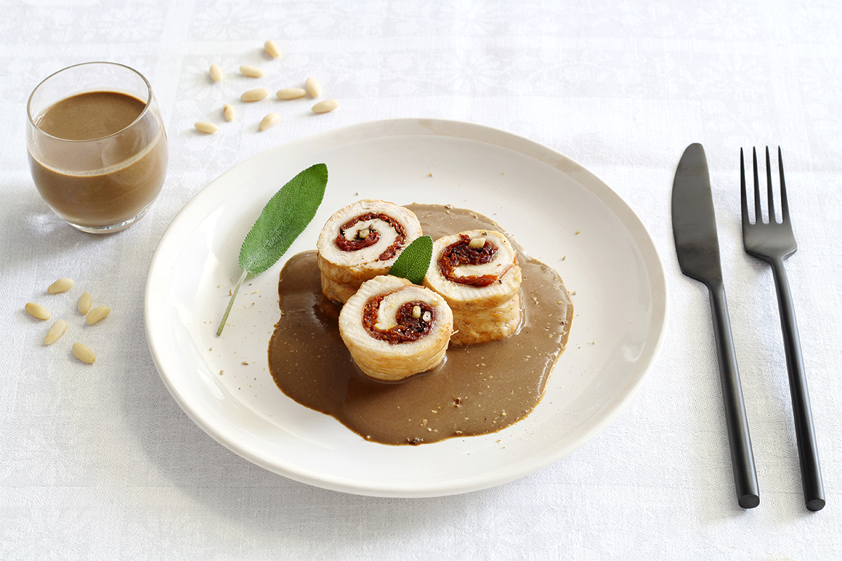 Roulades de dinde au jambon, pignons et tomates séchées en sauce de confit d'ail noir Roulades de dinde au jambon, pignons et tomates séchées en sauce de confit d'ail noir