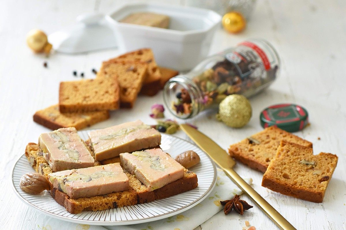 Terrine de foie gras marbré aux marrons et infusion de Noël Terrine de foie gras marbré aux marrons et infusion de Noël