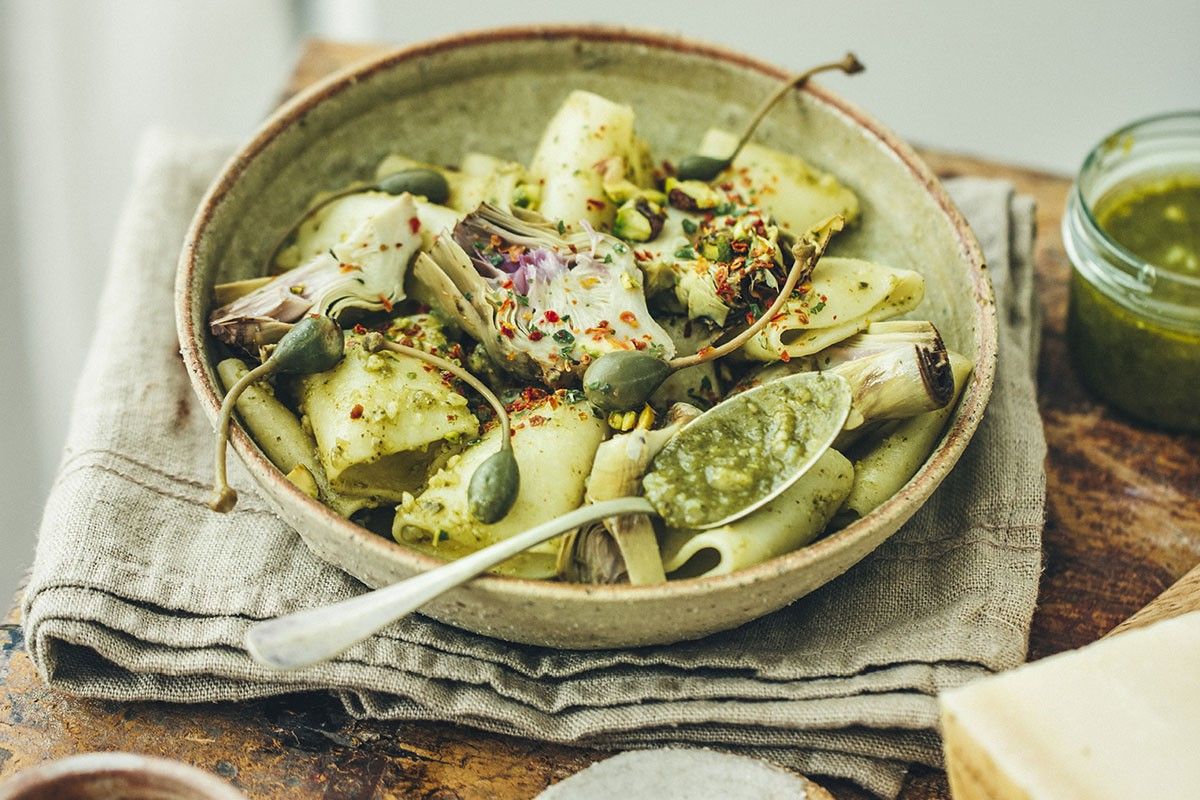 Pâtes au pesto, artichauts à la romaine et câprons Pâtes au pesto, artichauts à la romaine et câprons