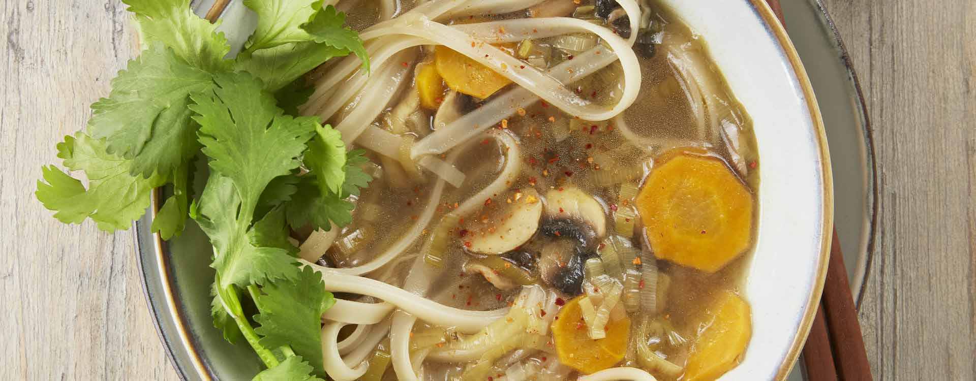 Bouillon de nouilles de riz et petits légumes Bouillon de nouilles de riz et petits légumes