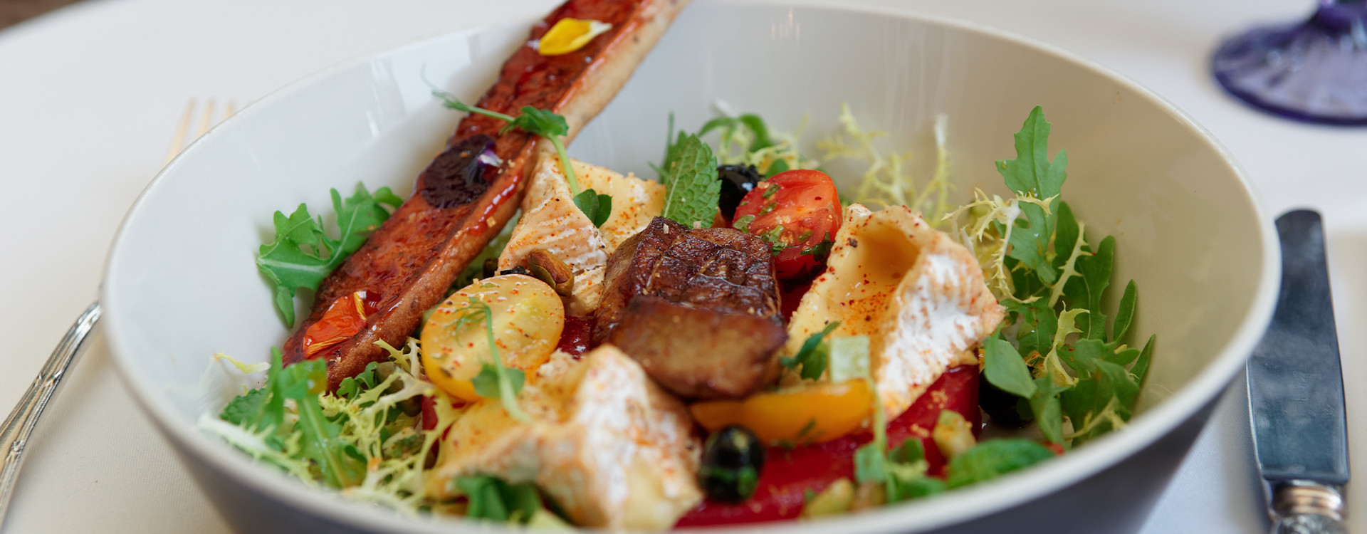 Salade mélangée de fromage de brebis et grattons de canard, vinaigrette au miel Salade mélangée de fromage de brebis et grattons de canard, vinaigrette au miel