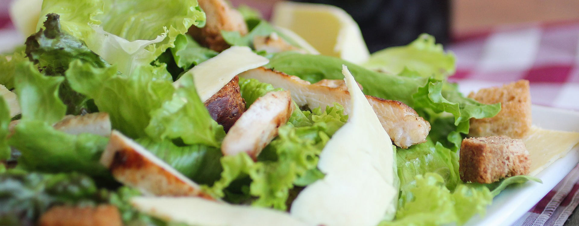 Salade au poulet et aux fruits secs, vinaigrette de miel et ciboulette Salade au poulet et aux fruits secs, vinaigrette de miel et ciboulette