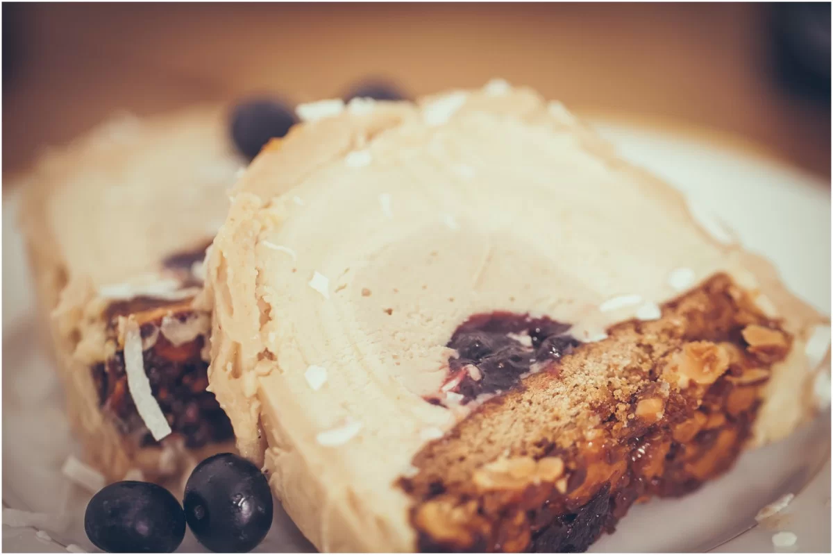 Bûche de Noël croustillante, amandes, marrons et cassis : recette de grand-mère Bûche de Noël croustillante, amandes, marrons et cassis : recette de grand-mère