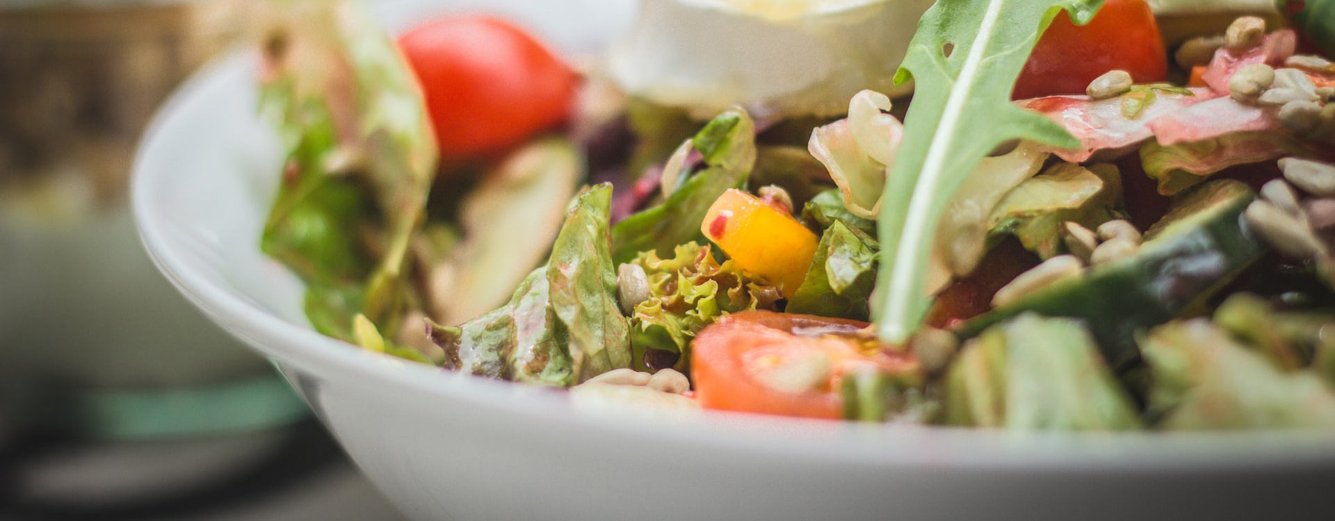 Salade végétarienne de semoule, pois chiches, tomates confites et épinards à la coriandre Salade végétarienne de semoule, pois chiches, tomates confites et épinards à la coriandre